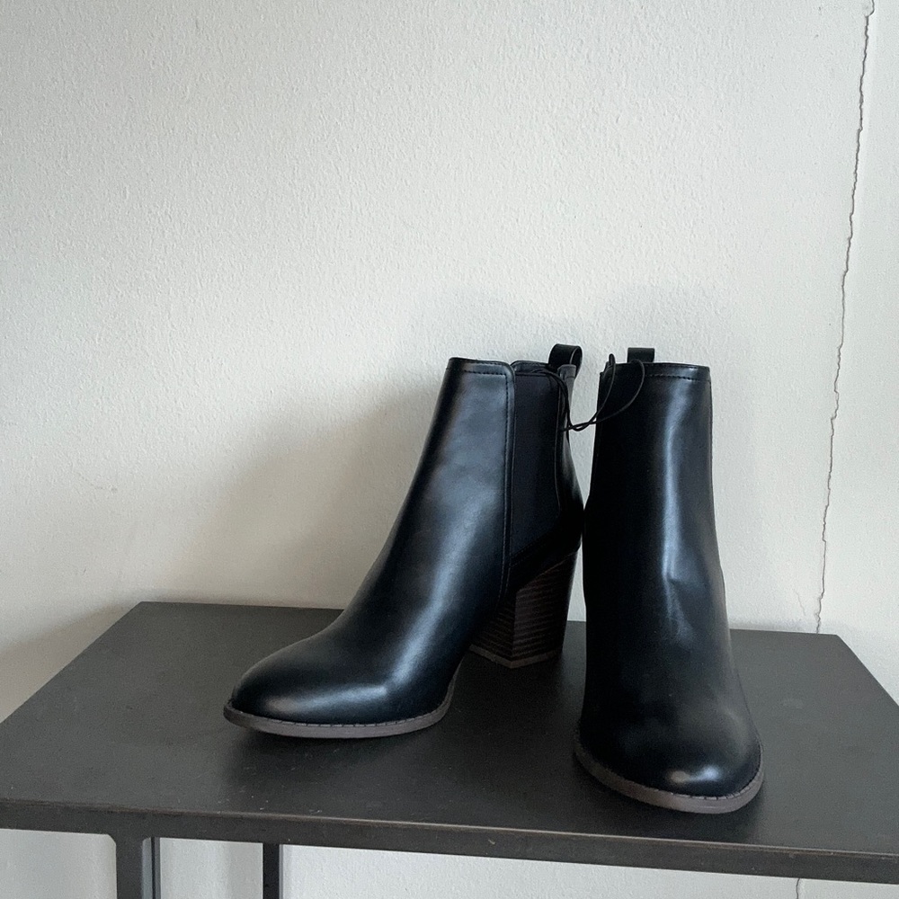 Size 9 Ann Taylor Loft booties brand new, never worn.